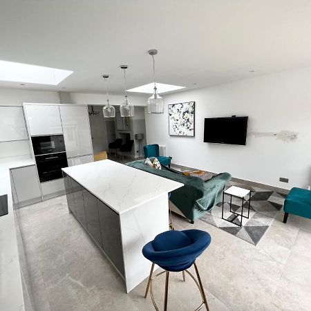 3 Cosy Homes Walking Distance To Mall With Parking Available To Book Separately 3 Bed House Or 1 Bed Apartment Or Studio Лондон Екстериор снимка