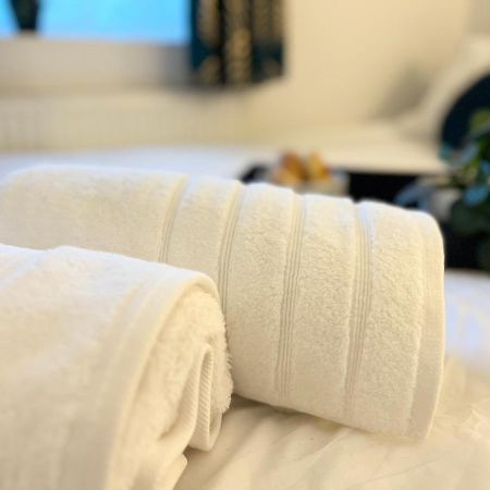 3 Cosy Homes Walking Distance To Mall With Parking Available To Book Separately 3 Bed House Or 1 Bed Apartment Or Studio Лондон Екстериор снимка