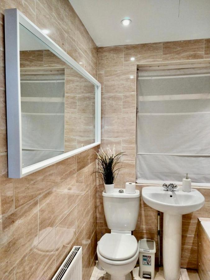 3 Cosy Homes Walking Distance To Mall With Parking Available To Book Separately 3 Bed House Or 1 Bed Apartment Or Studio Лондон Екстериор снимка
