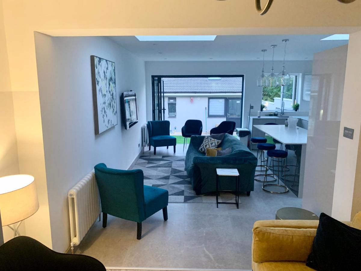 3 Cosy Homes Walking Distance To Mall With Parking Available To Book Separately 3 Bed House Or 1 Bed Apartment Or Studio Лондон Екстериор снимка