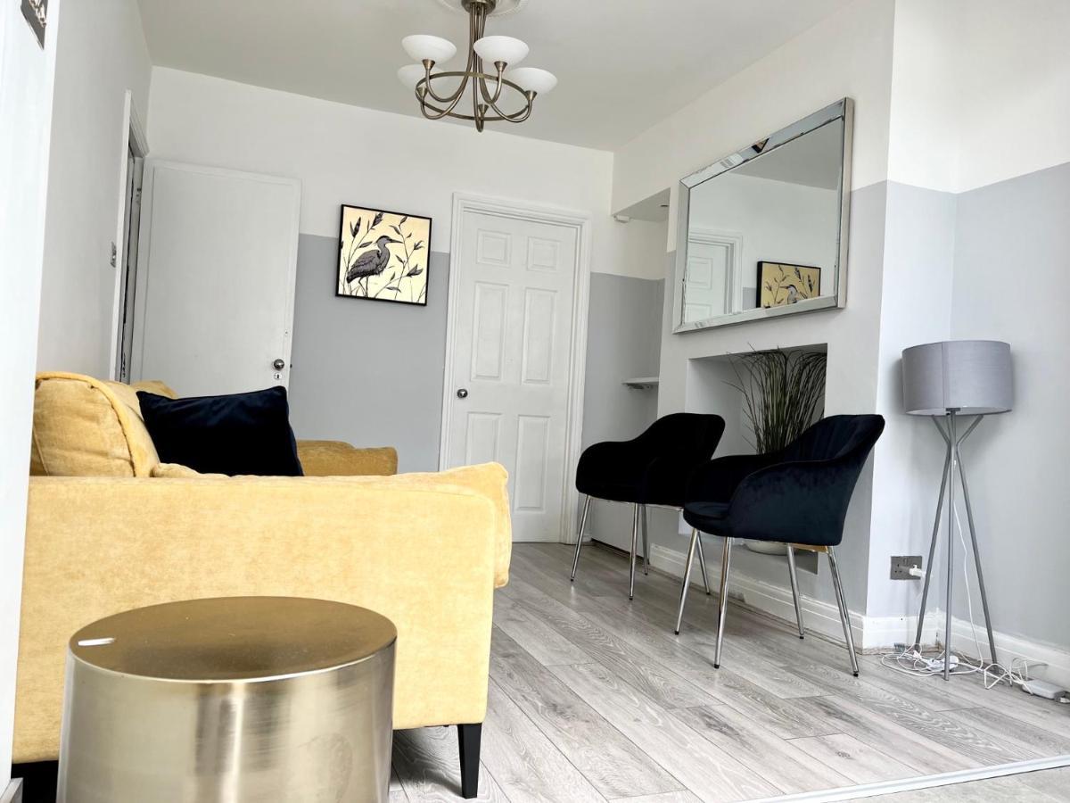 3 Cosy Homes Walking Distance To Mall With Parking Available To Book Separately 3 Bed House Or 1 Bed Apartment Or Studio Лондон Екстериор снимка