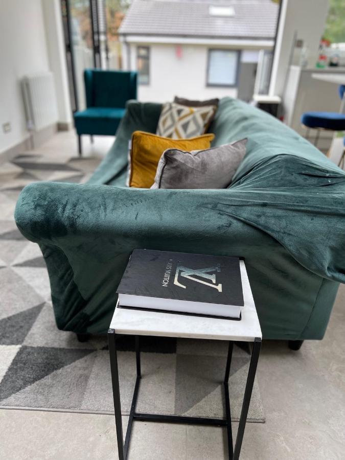 3 Cosy Homes Walking Distance To Mall With Parking Available To Book Separately 3 Bed House Or 1 Bed Apartment Or Studio Лондон Екстериор снимка