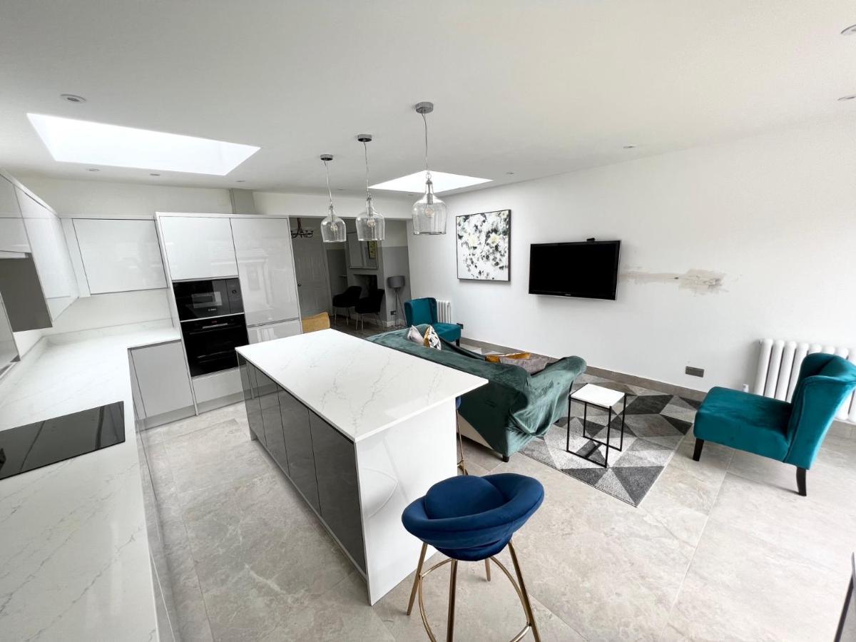 3 Cosy Homes Walking Distance To Mall With Parking Available To Book Separately 3 Bed House Or 1 Bed Apartment Or Studio Лондон Екстериор снимка