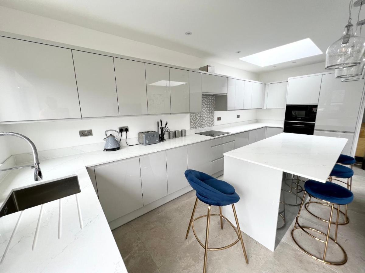 3 Cosy Homes Walking Distance To Mall With Parking Available To Book Separately 3 Bed House Or 1 Bed Apartment Or Studio Лондон Екстериор снимка