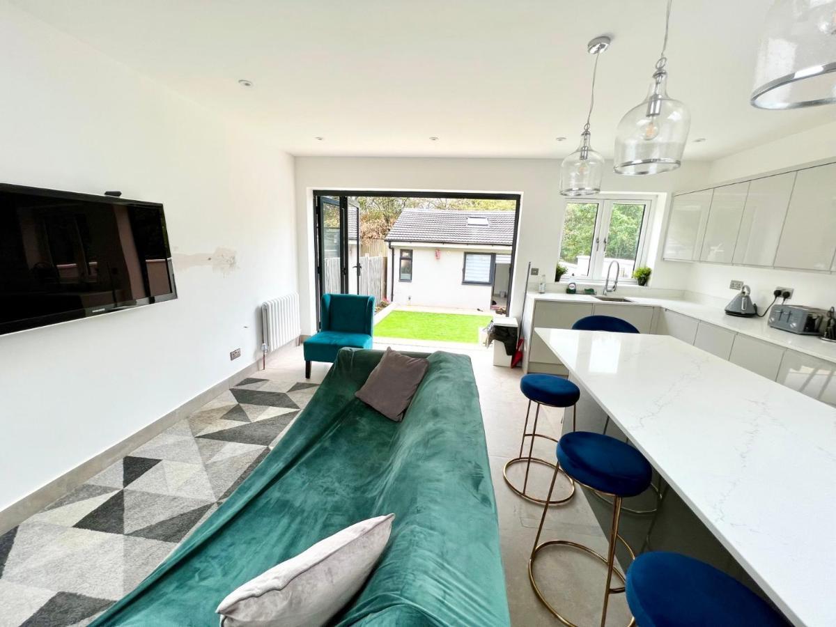 3 Cosy Homes Walking Distance To Mall With Parking Available To Book Separately 3 Bed House Or 1 Bed Apartment Or Studio Лондон Екстериор снимка