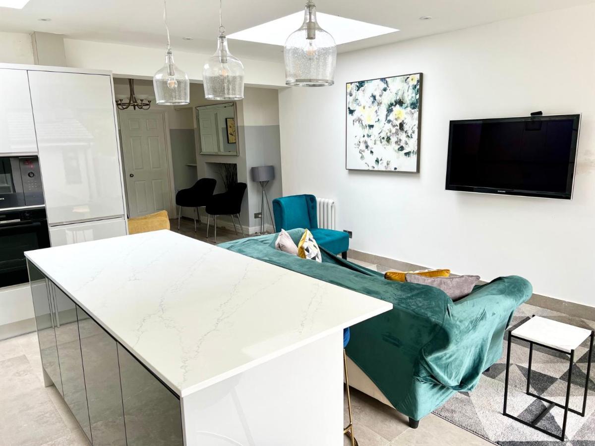 3 Cosy Homes Walking Distance To Mall With Parking Available To Book Separately 3 Bed House Or 1 Bed Apartment Or Studio Лондон Екстериор снимка