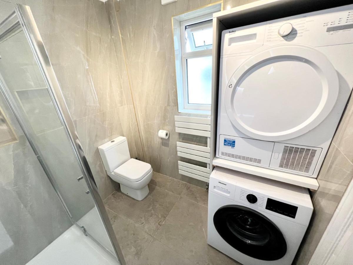 3 Cosy Homes Walking Distance To Mall With Parking Available To Book Separately 3 Bed House Or 1 Bed Apartment Or Studio Лондон Екстериор снимка