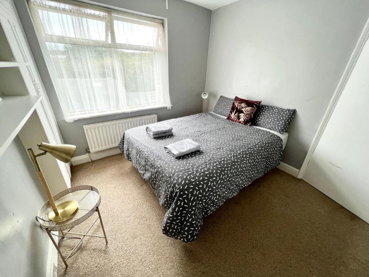 3 Cosy Homes Walking Distance To Mall With Parking Available To Book Separately 3 Bed House Or 1 Bed Apartment Or Studio Лондон Екстериор снимка