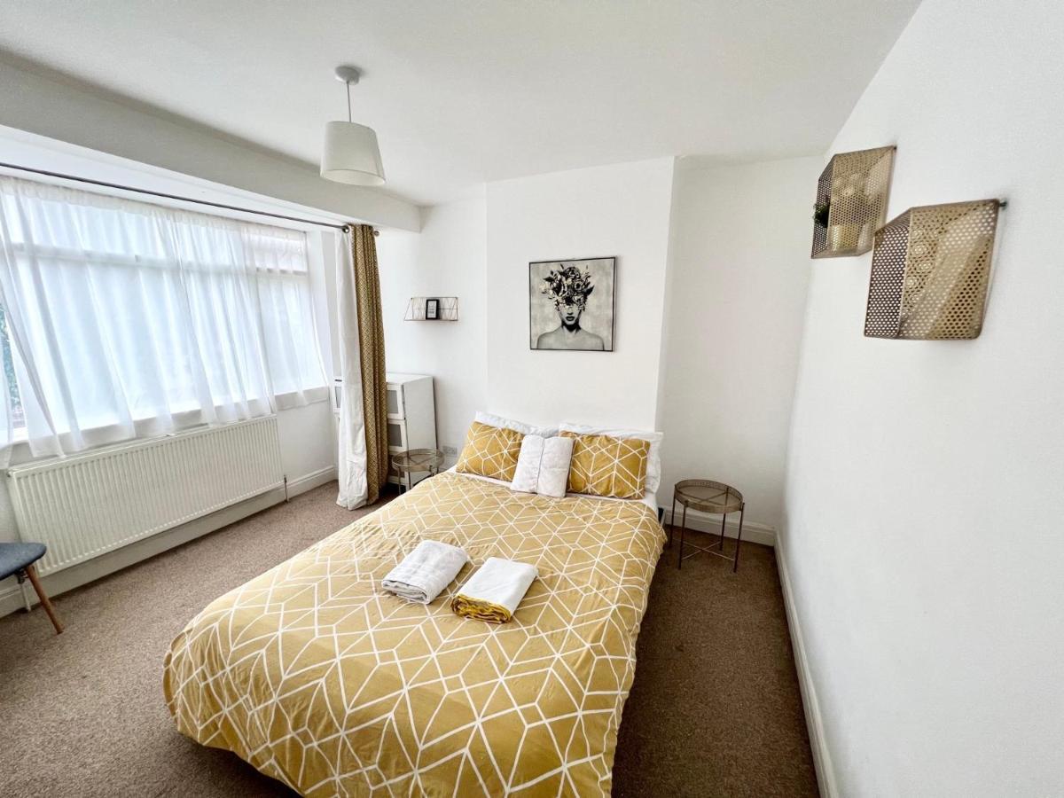 3 Cosy Homes Walking Distance To Mall With Parking Available To Book Separately 3 Bed House Or 1 Bed Apartment Or Studio Лондон Екстериор снимка