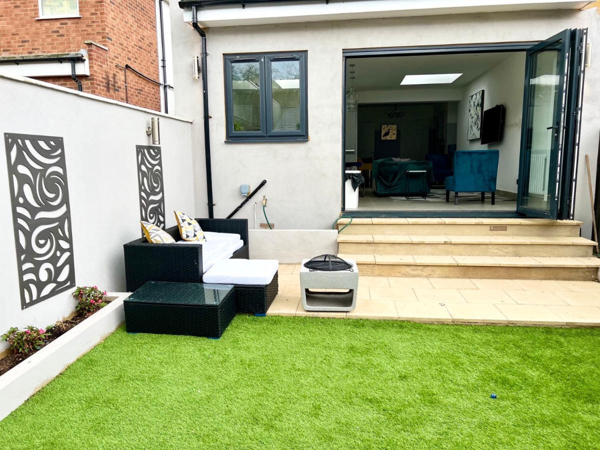 3 Cosy Homes Walking Distance To Mall With Parking Available To Book Separately 3 Bed House Or 1 Bed Apartment Or Studio Лондон Екстериор снимка