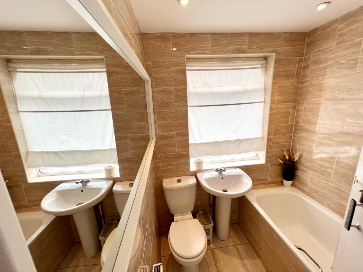 3 Cosy Homes Walking Distance To Mall With Parking Available To Book Separately 3 Bed House Or 1 Bed Apartment Or Studio Лондон Екстериор снимка
