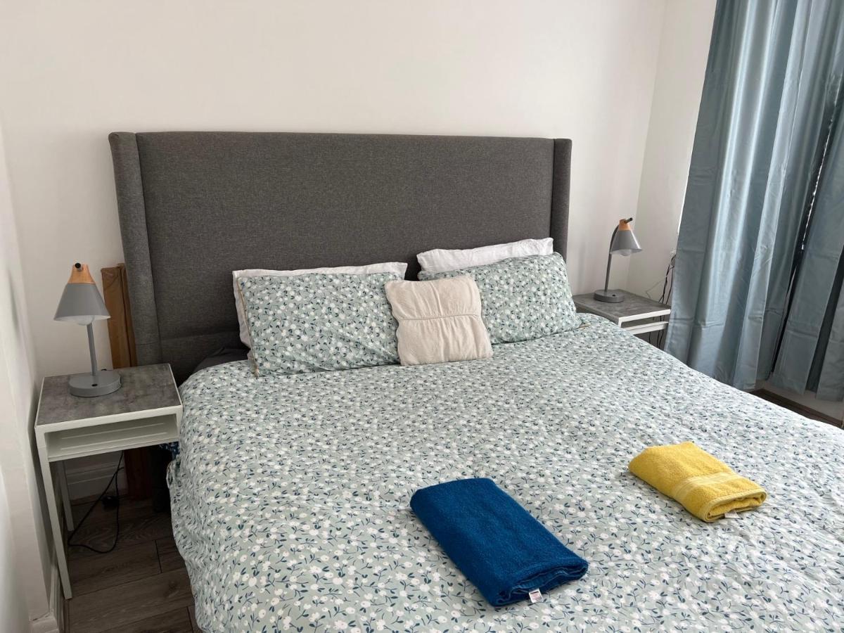 3 Cosy Homes Walking Distance To Mall With Parking Available To Book Separately 3 Bed House Or 1 Bed Apartment Or Studio Лондон Екстериор снимка