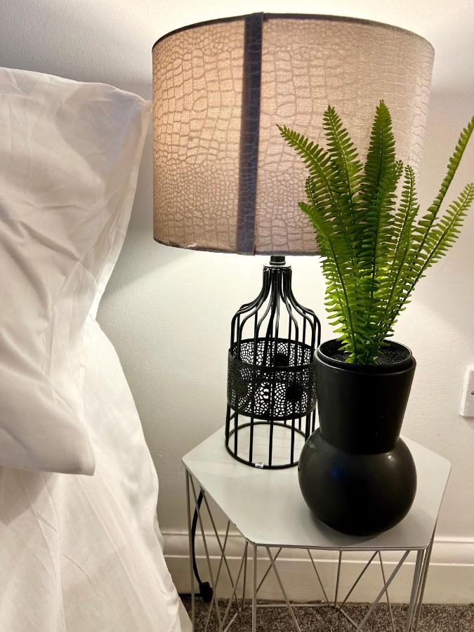 3 Cosy Homes Walking Distance To Mall With Parking Available To Book Separately 3 Bed House Or 1 Bed Apartment Or Studio Лондон Екстериор снимка