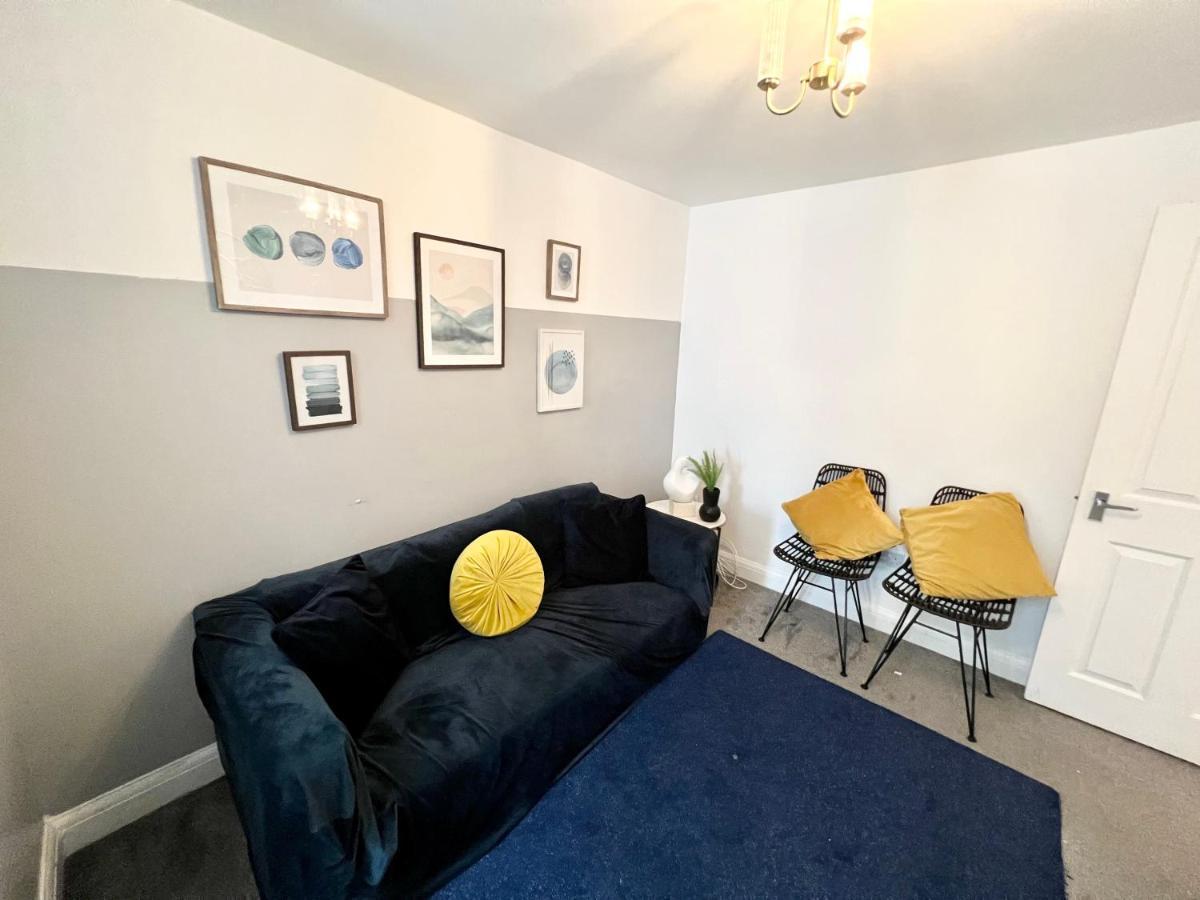 3 Cosy Homes Walking Distance To Mall With Parking Available To Book Separately 3 Bed House Or 1 Bed Apartment Or Studio Лондон Екстериор снимка