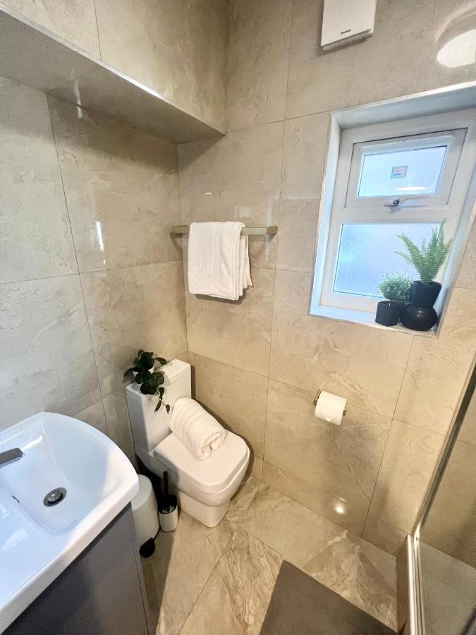 3 Cosy Homes Walking Distance To Mall With Parking Available To Book Separately 3 Bed House Or 1 Bed Apartment Or Studio Лондон Екстериор снимка