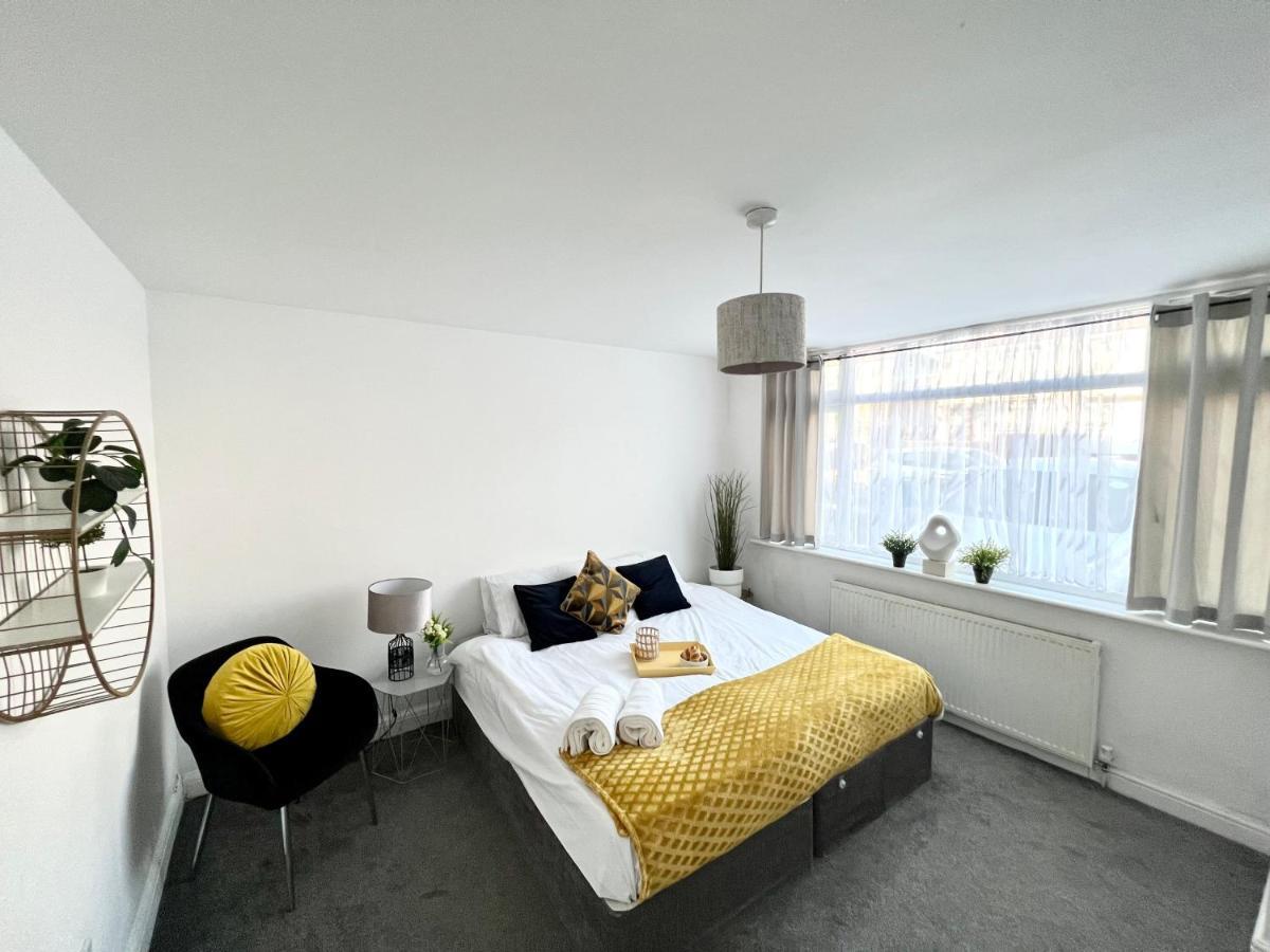 3 Cosy Homes Walking Distance To Mall With Parking Available To Book Separately 3 Bed House Or 1 Bed Apartment Or Studio Лондон Екстериор снимка