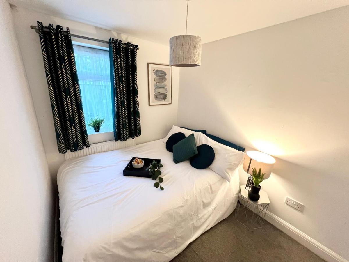 3 Cosy Homes Walking Distance To Mall With Parking Available To Book Separately 3 Bed House Or 1 Bed Apartment Or Studio Лондон Екстериор снимка