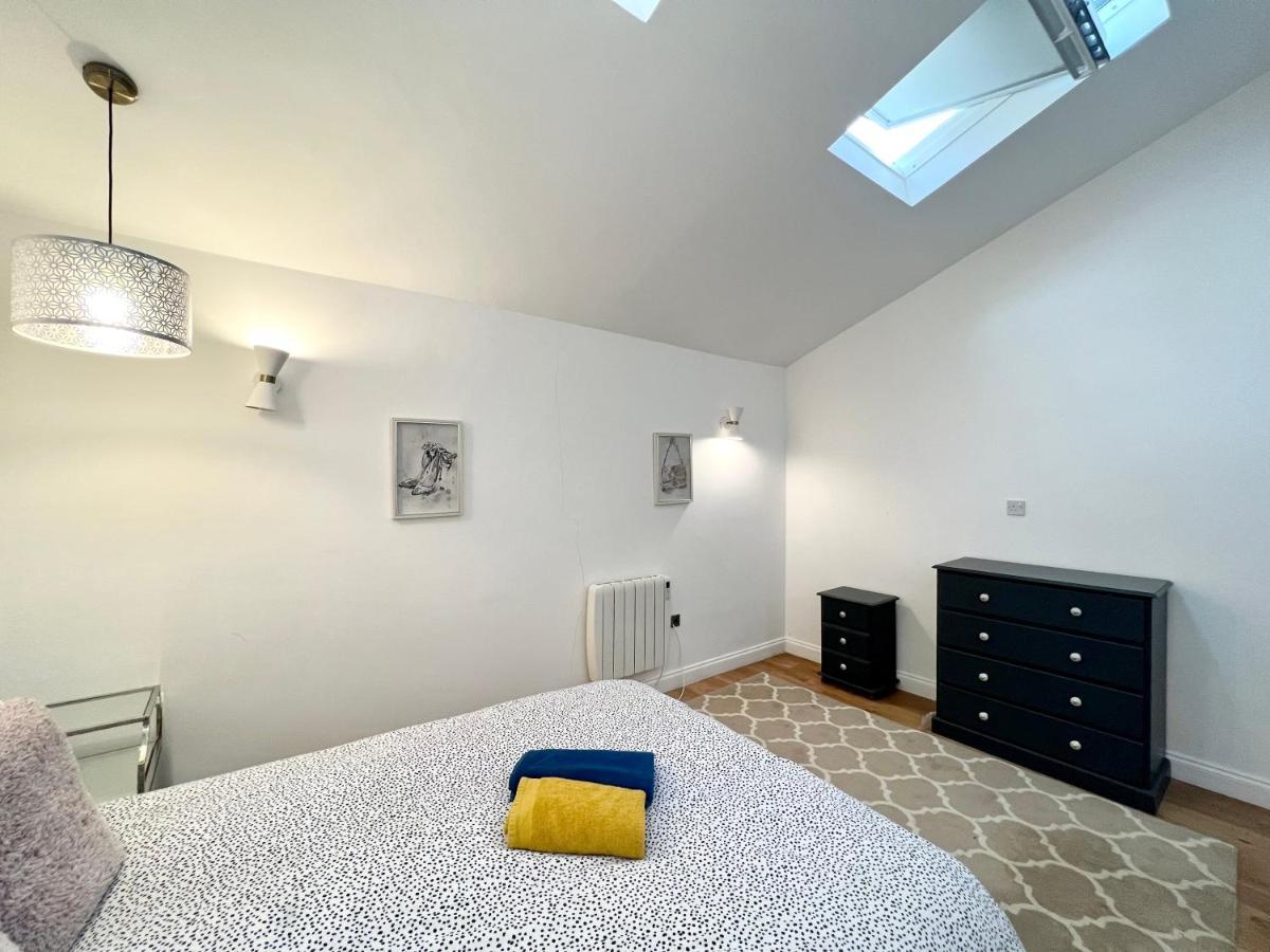 3 Cosy Homes Walking Distance To Mall With Parking Available To Book Separately 3 Bed House Or 1 Bed Apartment Or Studio Лондон Екстериор снимка