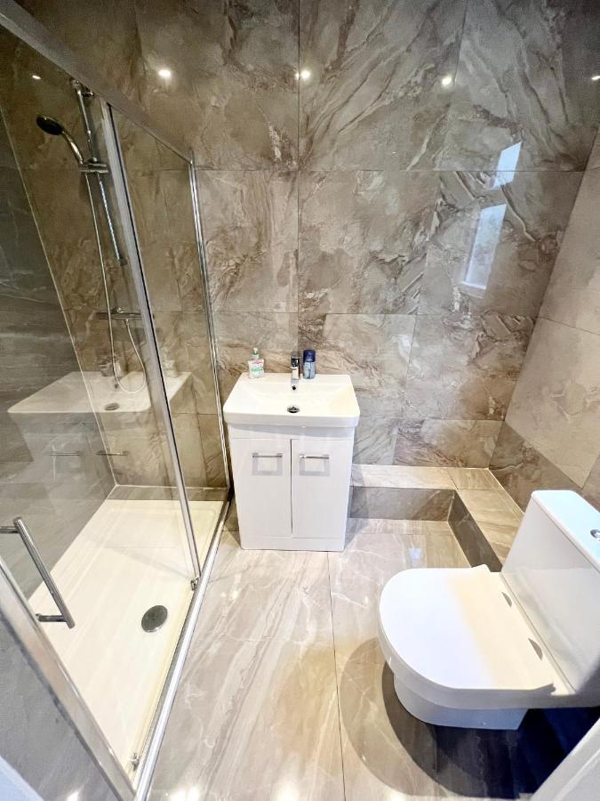 3 Cosy Homes Walking Distance To Mall With Parking Available To Book Separately 3 Bed House Or 1 Bed Apartment Or Studio Лондон Екстериор снимка