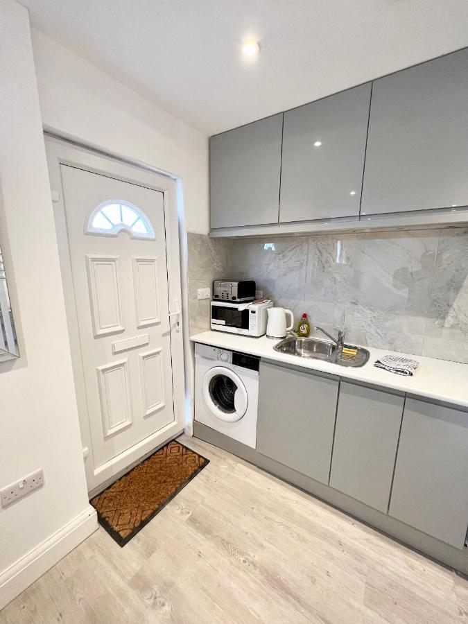 3 Cosy Homes Walking Distance To Mall With Parking Available To Book Separately 3 Bed House Or 1 Bed Apartment Or Studio Лондон Екстериор снимка