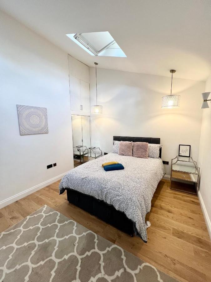 3 Cosy Homes Walking Distance To Mall With Parking Available To Book Separately 3 Bed House Or 1 Bed Apartment Or Studio Лондон Екстериор снимка