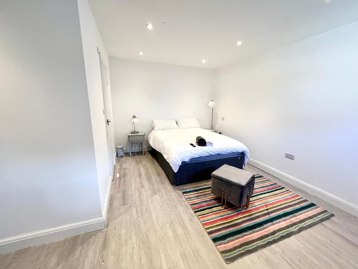 3 Cosy Homes Walking Distance To Mall With Parking Available To Book Separately 3 Bed House Or 1 Bed Apartment Or Studio Лондон Екстериор снимка