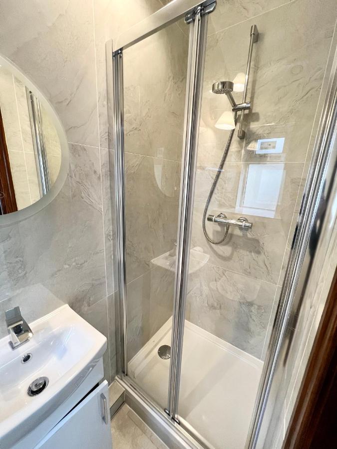 3 Cosy Homes Walking Distance To Mall With Parking Available To Book Separately 3 Bed House Or 1 Bed Apartment Or Studio Лондон Екстериор снимка
