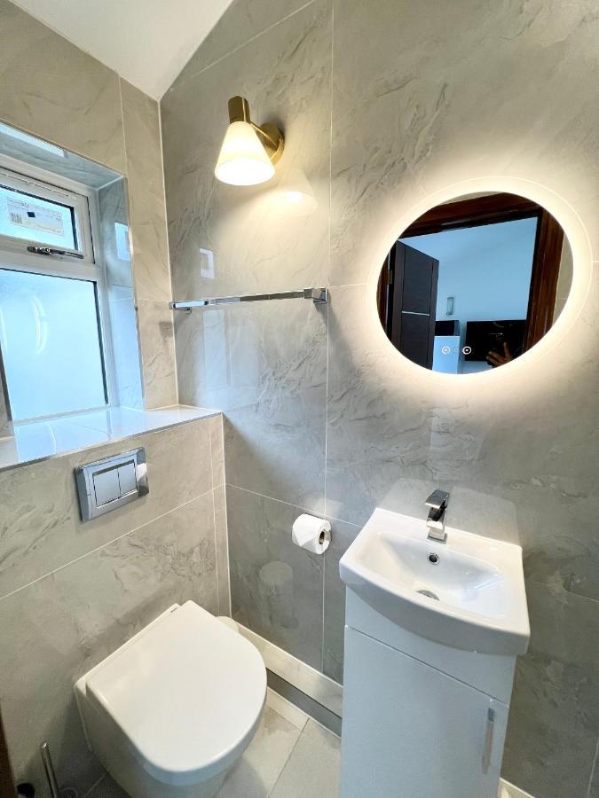 3 Cosy Homes Walking Distance To Mall With Parking Available To Book Separately 3 Bed House Or 1 Bed Apartment Or Studio Лондон Екстериор снимка