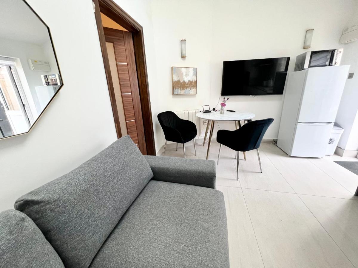 3 Cosy Homes Walking Distance To Mall With Parking Available To Book Separately 3 Bed House Or 1 Bed Apartment Or Studio Лондон Екстериор снимка