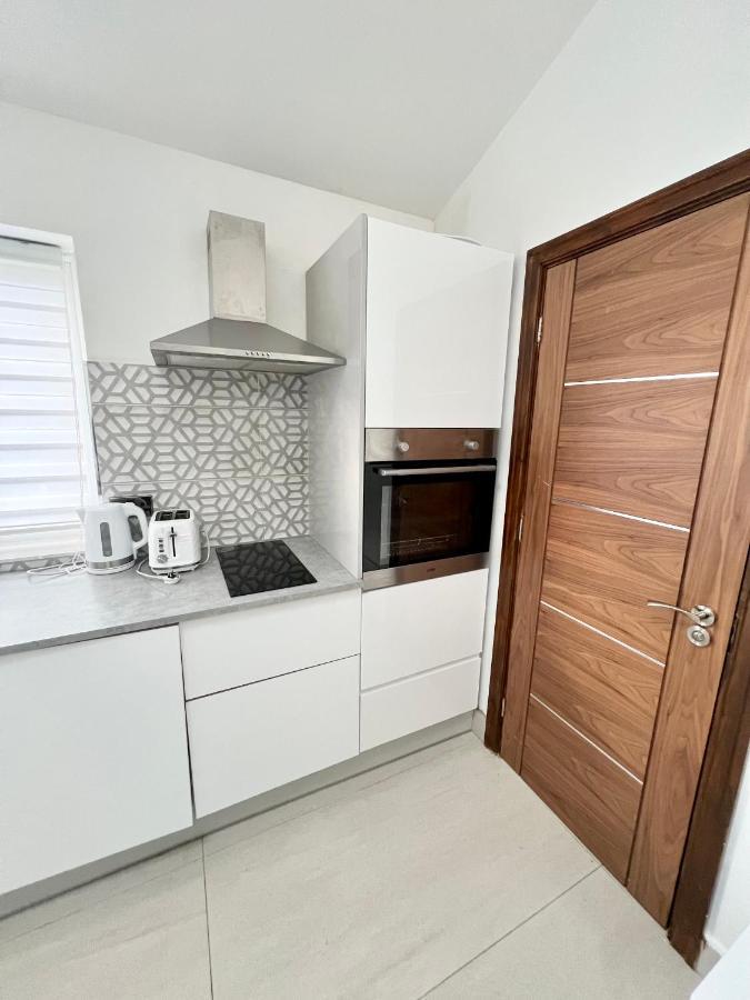 3 Cosy Homes Walking Distance To Mall With Parking Available To Book Separately 3 Bed House Or 1 Bed Apartment Or Studio Лондон Екстериор снимка